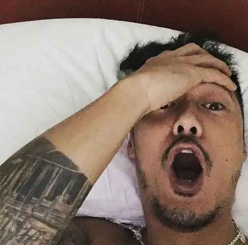 余文乐手臂纹身一把枪