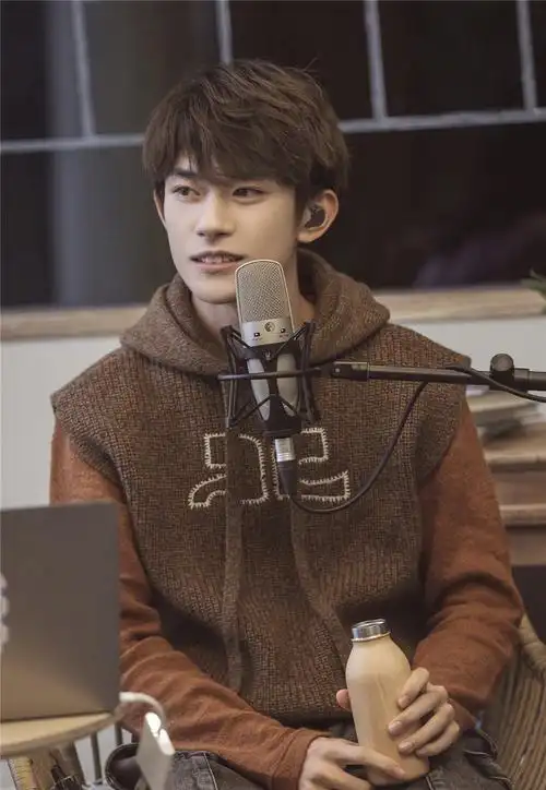 热跳女团舞倔强小北如此娇羞易烊千玺身着连帽衫阳光帅气