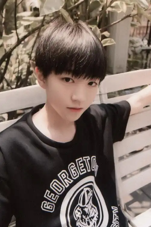 王俊凯小时候是什么绝世小可爱奶萌奶萌,笑起来心都化了|王俊凯|可爱