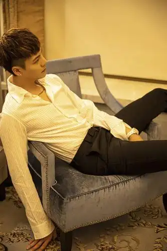 陈伟霆衬衣西装杀