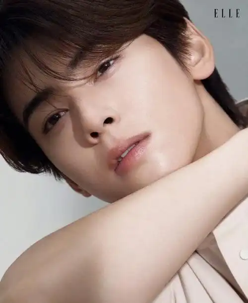 顶级颜值,顶级品牌合约,商务资源属于top级的车银优,这张脸这身材拍