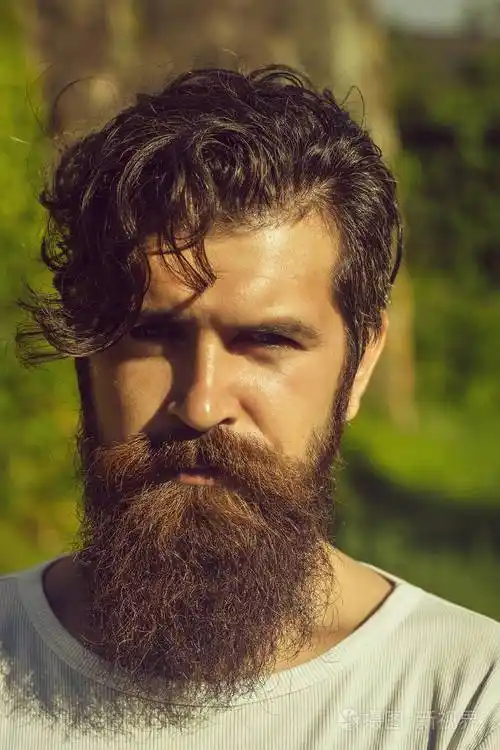 帅有胡子的人阳光户外照片-正版商用图片102vfr-摄图新视界