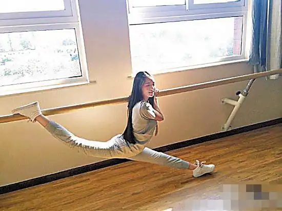 林允在微博秀出"一字马"照片