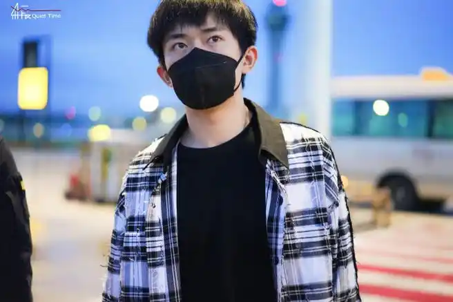 易烊千玺超话  2021 /0526 /210526  北京飞深圳  我非常喜欢的一次