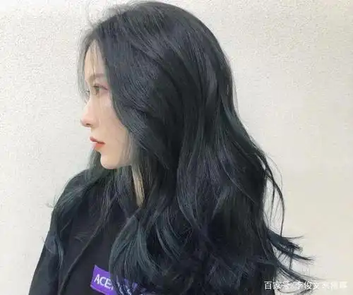 这是一种深色的颜色,他的颜色褪色得越来越漂亮,不用担心新的长头发的