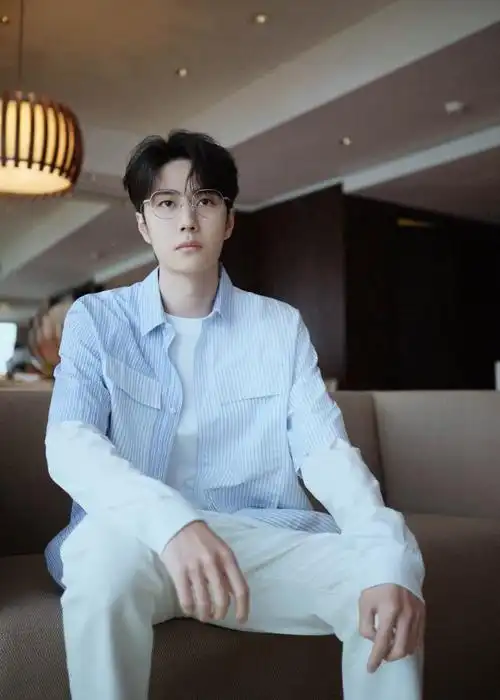 王一博金丝眼镜造型好温柔