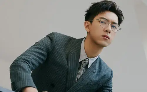 李现斯文帅气写真桌面壁纸