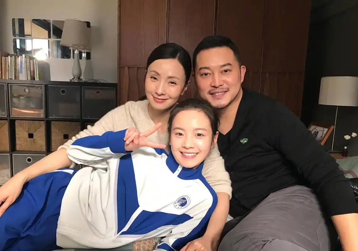 网友飞机上偶遇陶虹,全素颜现身显憔悴,未带一个助理超低调