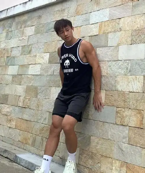 今天为大家分享的这位小哥哥就是一位身高只有173cm的运动男生,小麦色