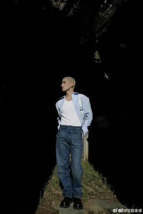 米卡晒秋日六宫格随拍#米卡秋日随拍,寸头挡不住的高颜值,妥妥的男模