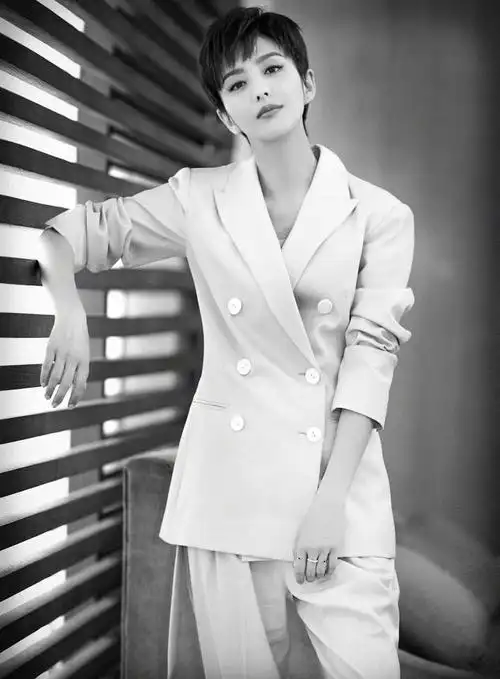 佟丽娅图片 佟丽娅短发西装帅气图片