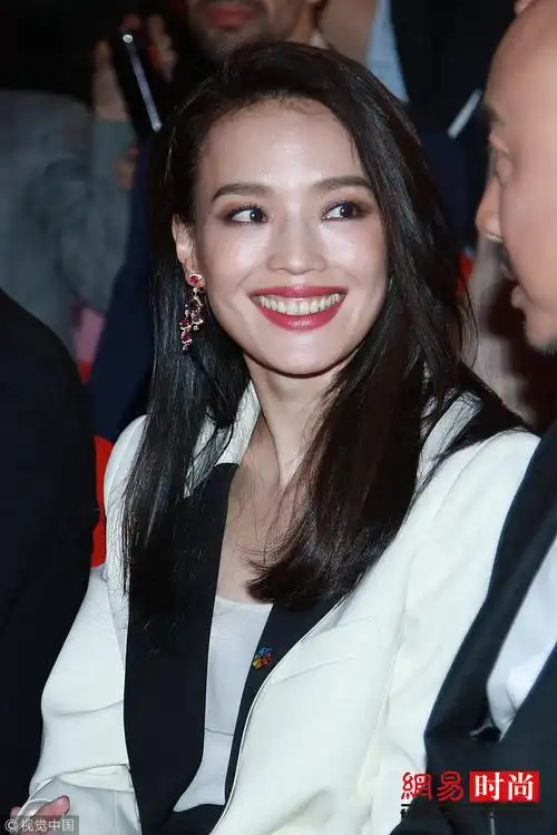 ss 正文 近日,舒淇穿戏服路演获"极限f3"黄渤张艺兴王迅护驾,捂嘴大笑