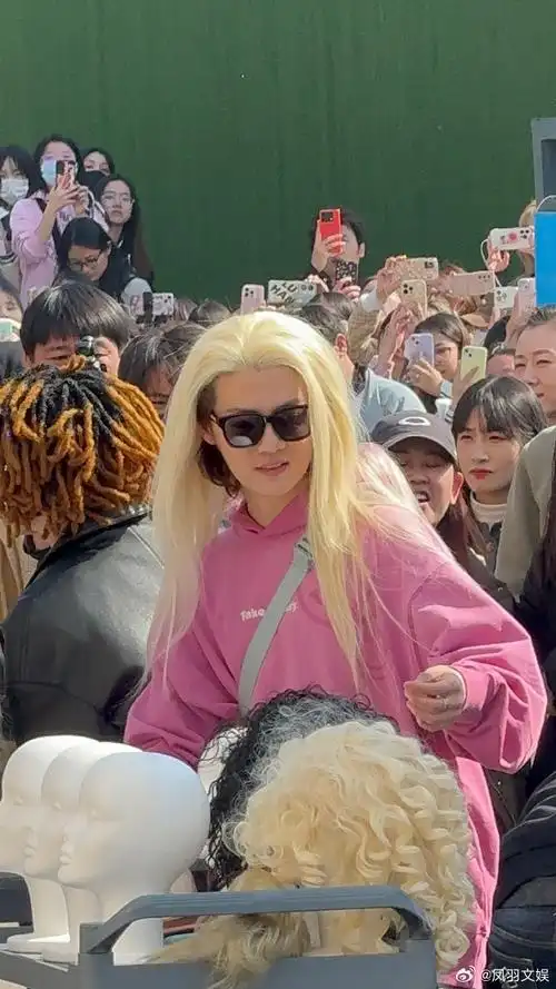 鹿晗cos女装##鹿晗再扮金色长发