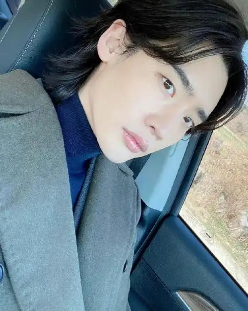 李钟硕健身对镜拍##李钟硕健身房对镜自拍