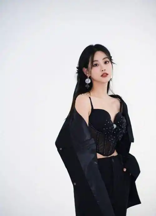 祝绪丹黑色背带珠宝超酷飒秀锁骨身材_时尚_魅力_吊带
