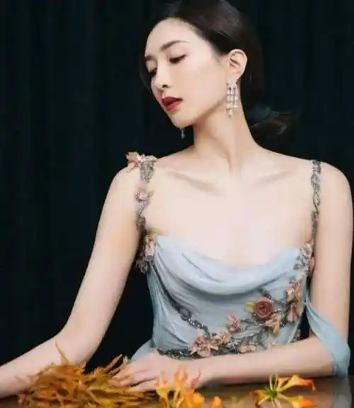 江疏影「美人气质」极佳,身穿蓝色吊带纱裙,身材太吸睛_观众_演艺事业