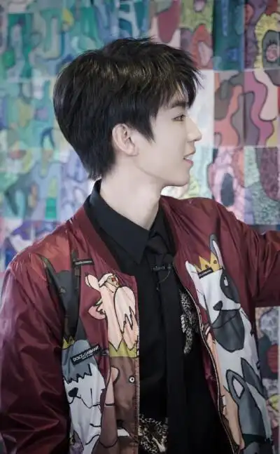 王俊凯斯沃琪全球代言# #探索斯沃琪的世界# 越拉近越好看侧脸!