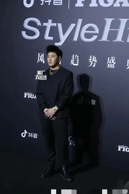 杨超越胡一天牵手上台他们的身高差太萌