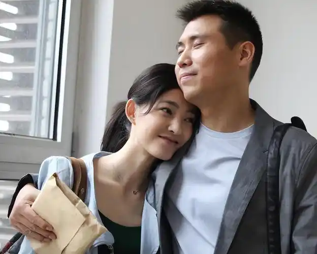 对于这件事情,李乃文还未张口解释,王丽坤就说出他们早已同居在一起了