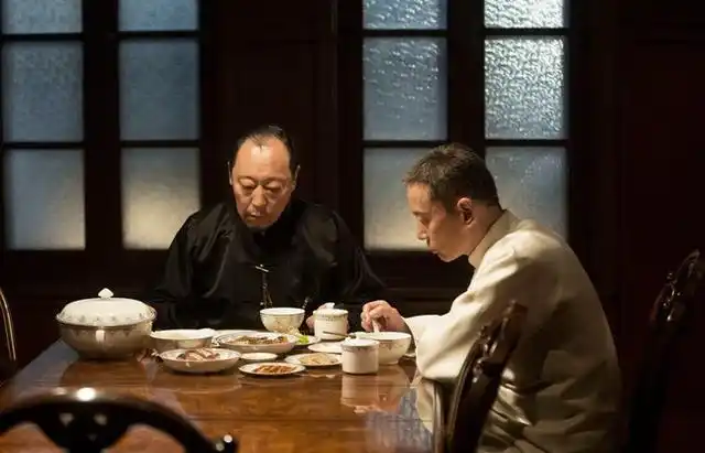 83岁黄金荣店前扫大街与过往差别大他当初为何不选择离开