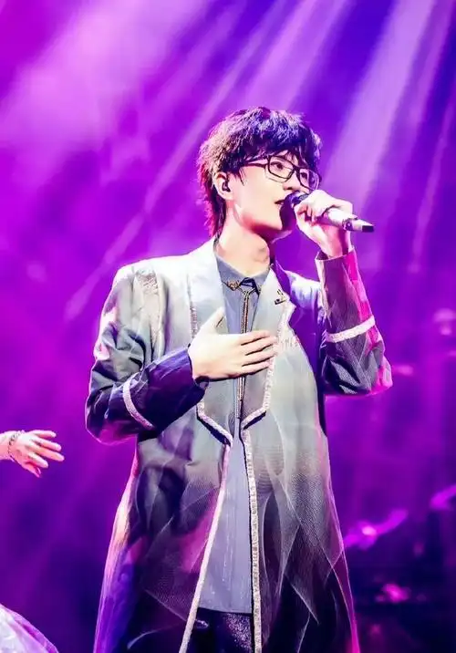 的跨年晚会都已经在筹备了,今年东方卫视想把许嵩和汪苏泷一起请来