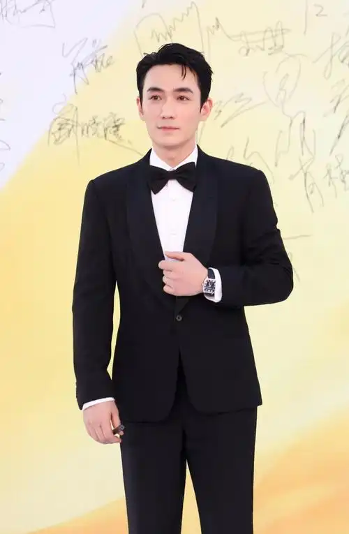 演技气质双在线,身穿西装造型绅士帅气)