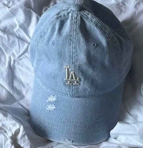 终于找到适合自己脸型的帽子了,之前试过朋友mlb卡其色小标的帽子