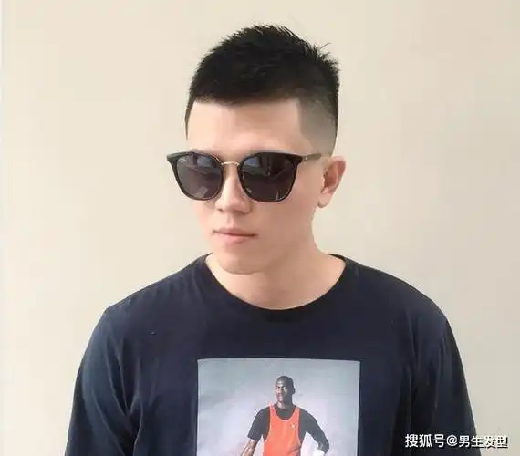 男生不要嫌弃"两边剃光,中间留长"发型,剪这几款,帅气不油腻_头发