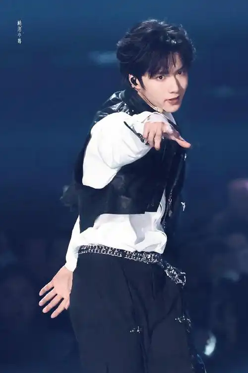 刘耀文露肩衬衫