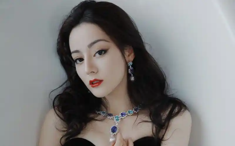 迪丽热巴性感妩媚写真桌面壁纸