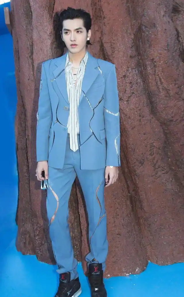 吴亦凡最新街拍造型,蓝色早秋系列lv套装,清爽有型,帅气十足