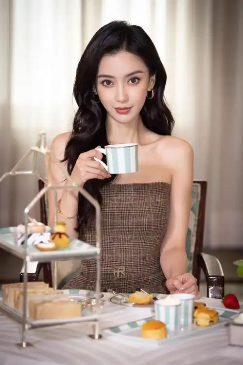 组图:angelababy穿英伦风裤装飒气 抹胸造型凸显精致锁骨_高清图集