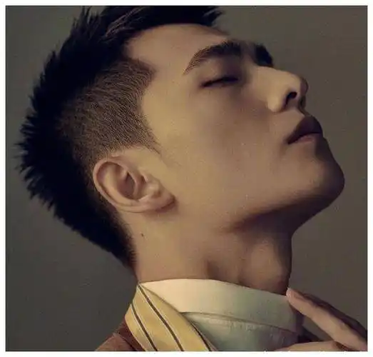 杨洋最新款寸头造型亮相清爽干练发型尽显俊朗英气的型男魅力