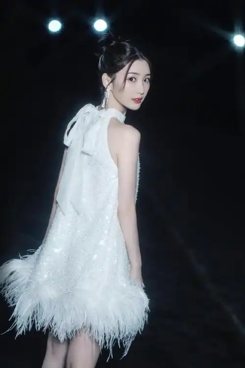 毛晓彤20岁最新造型惊艳全场,仅有两张全身照!