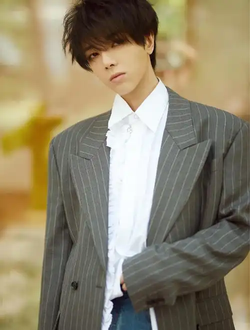 华晨宇街拍穿搭气质佳瘦身后简直是衣服架子