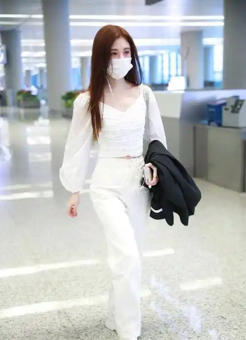 原创颜值暴击鞠婧祎穿红色背带裙搭娃娃领衬衫真是美到骨子里