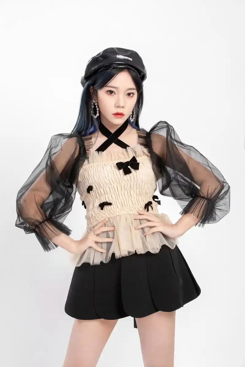 内地女歌手张紫宁美脚合集,2018年,张紫宁加入火箭少女101组合并出道