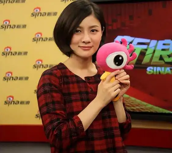 她的主持台风活泼可爱,但其实,胡可并不是一位科班出身的演员