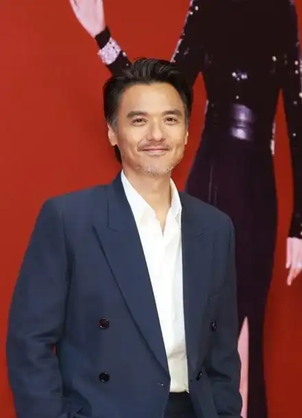 冯德伦蓝色西装帅气自如