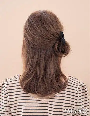 下面,我就来介绍一下半扎发教程,让你不再为发型而苦恼,可以美美的