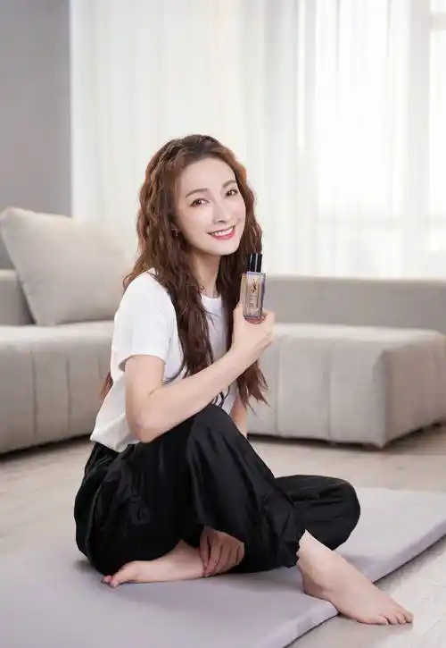 吴昕的时尚感再攀升,穿黑色工装裤,配羊毛卷飒到认不出_女性_ok_女生