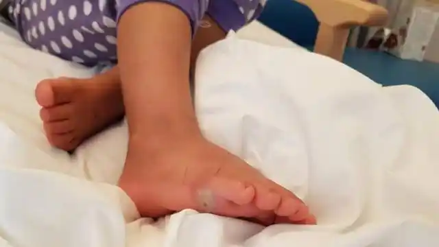 sienna的母亲事后也在脸书忏悔,没想到光脚试鞋会害