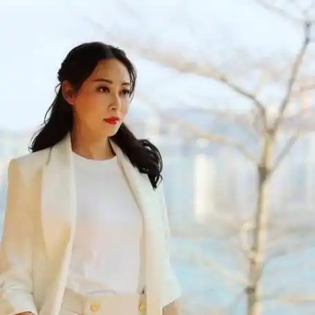 饰钟志威之妻杨卓娜介绍:杨卓娜(杨娜),原名杨卓玲,中国香港演员