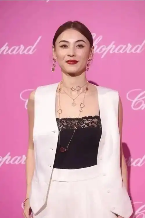 港媒太实在了张柏芝的图不p一下就放出来法令纹暴露真实年龄