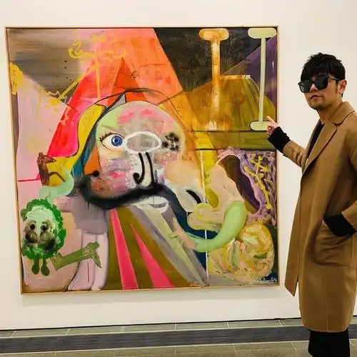 周杰伦现身伦敦看画展与顶级画家合影留恋欲意转型成收藏家