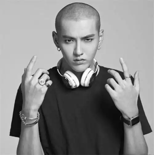 男星剃光头后,张一山痞帅,华晨宇霸气,看到许凯:帅出新高度了