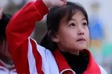 曾经一笑成名的7岁小女孩,父母拒绝"百万签约",现状如何?