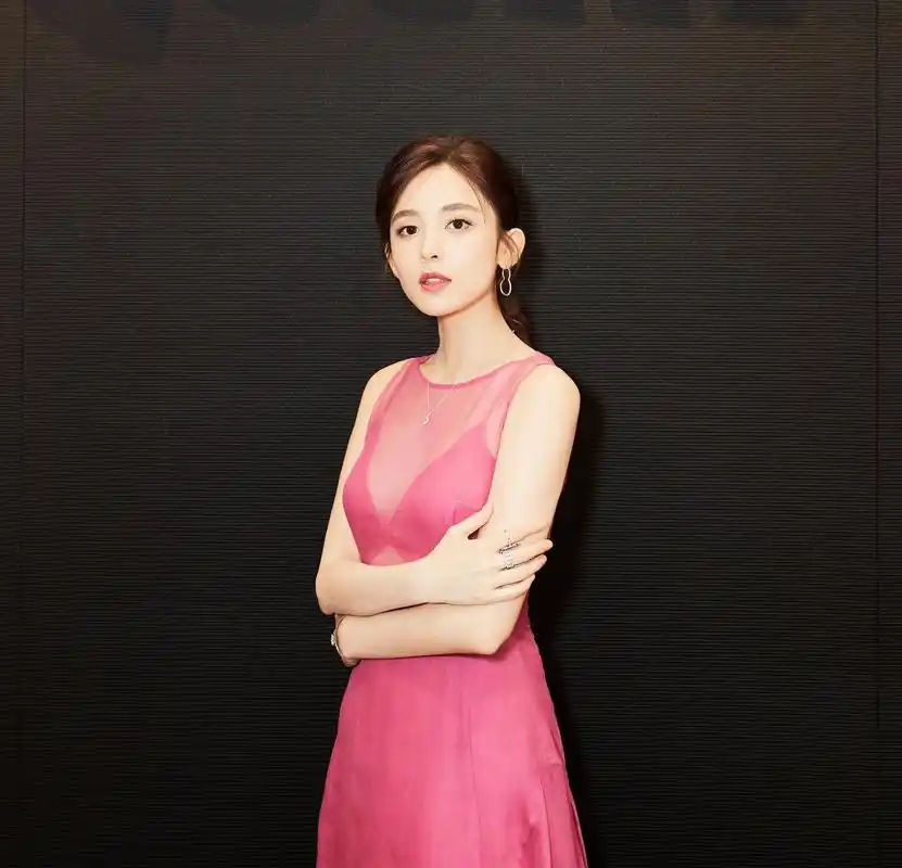 古力娜扎身穿桃红色透视纱裙,酥胸若隐若现,真正的人间尤物啊