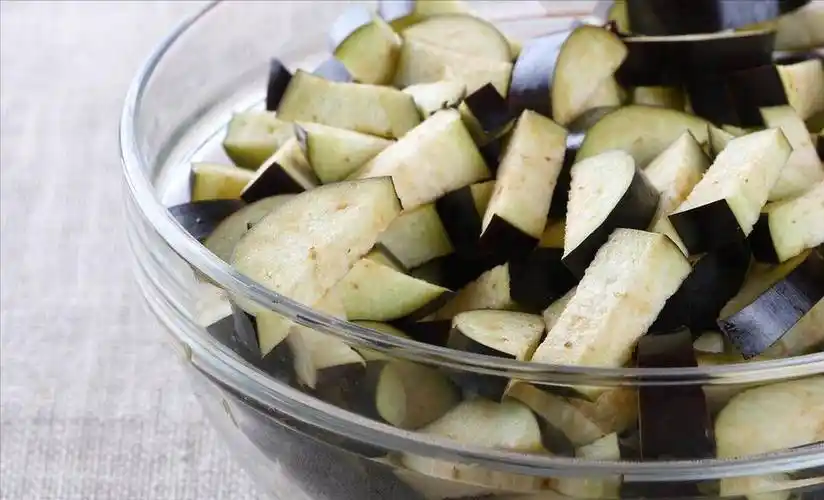烧茄子最忌直接下油锅此前多做1步茄子不发黑也不吸油