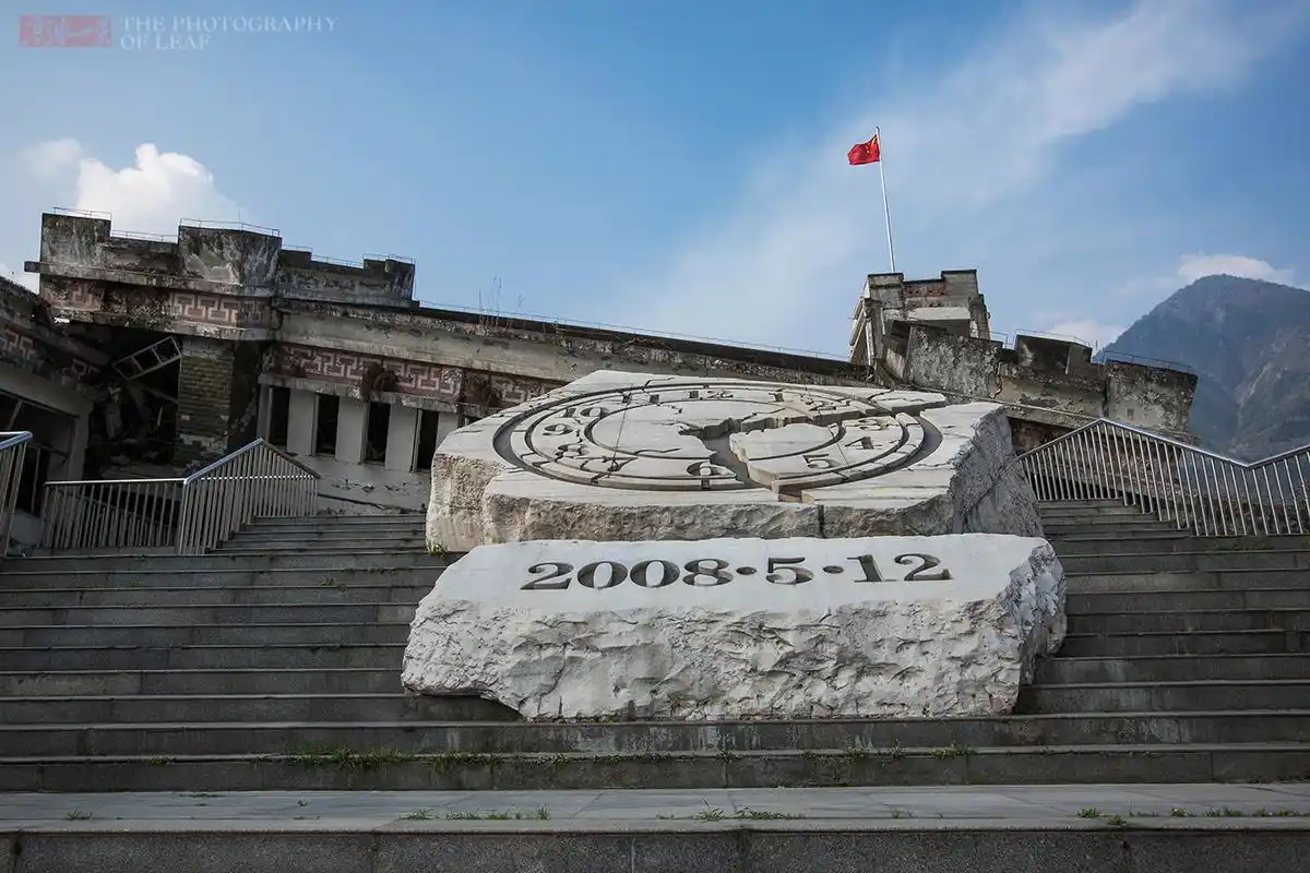 原创探访汶川大地震遗址5层楼只剩1层11年前被压扁的桌椅仍在教室